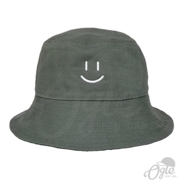 หมวกบักเก็ต-สีเขียวแก่-ปักโลโก้-หน้ายิ้ม-ด้านหน้า
