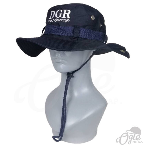 หมวกเดินป่า-สีกรม-หมวกปักชื่อ-DGR-หุ่นสวมหมวกเอียงขวา