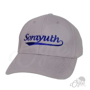 หมวกแก๊ปผ้าพีช-สีเทา-ปักชื่อ-Sorayuth-ไหมปักสีน้ำเงิน-เอียงข้างขวา